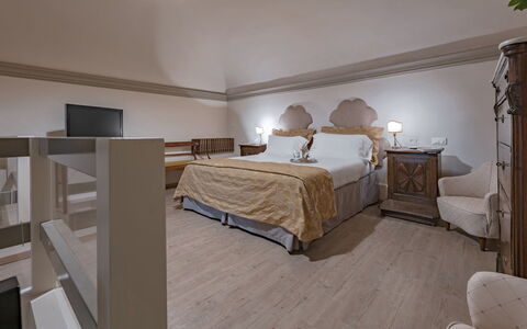 Elegant Suite: Florence Apartment with View on Med: Møbel, Indretning, Gulvbelægning, Etage, Soveværelse, Seng, Loft, Belysning, Værelse, Sengetøj