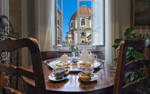 Elegant Suite: Florence Apartment with View on Med: Møbel, Indretning, Bordservice, Bord, Serveware, Værelse, Billedramme, Tallerkner, Spisestue, Porcelæn