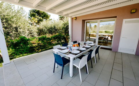 Villa Virginia: Møbel, Stol, Bord, Udendørs Møbler, Udendørs Bord, Køkken & Spisebord, Have, Skygge, Landscaping, Gårdhave