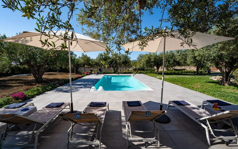 Villa Virginia: Svømmepøl, Udendørs Møbler, Møbel, Stol, Udvej, Skygge, Paraply, Liggestol, Udendørs Bord, Fritid