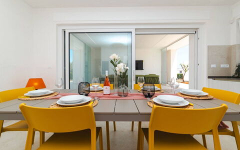 Villa Donnosanto a 5 Minuti Da Spiaggia. Ostuni 10: Møbel, Indretning, Bord, Gulvbelægning, Stol, Køkken & Spisebord, Spisestue, Etage, Loft, Værelse