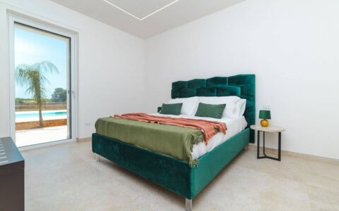 Villa Donnosanto a 5 Minuti Da Spiaggia. Ostuni 10: Seng, Soveværelse, Træ, Indretning, Gulvbelægning, Etage, Møbel, Sengetøj, Sengetøj, Værelse