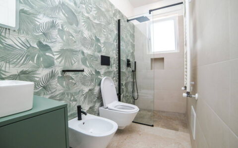 Villa Donnosanto a 5 Minuti Da Spiaggia. Ostuni 10: Sanitærarmatur, Toiletbræt, Toilet, Indretning, Badeværelse, Gulvbelægning, Etage, Håndvask, Badeværelsesvask, Vvs