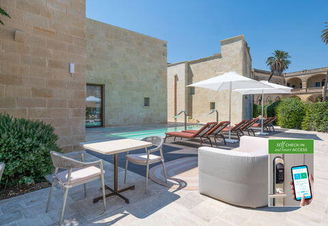 Corte Dei Granai Raro Rooms Collection: Skygge, Hacienda, Gårdsplads, Hotel, Landscaping, Villa, Svømmepøl, Udvej, Udendørs Møbler