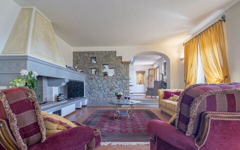 Villa Alessia Luxury: Møbel, Indretning, Gulvbelægning, Etage, Couch, Loft, Værelse, Stue, Belysning, Bord