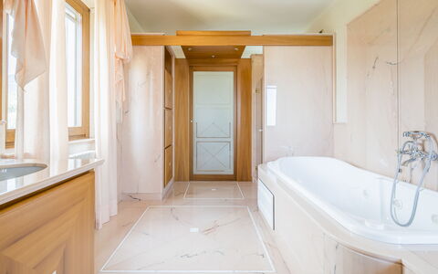 Villa Alessia Luxury: Gulvbelægning, Indretning, Etage, Træ, Loft, Sanitærarmatur, Belysning, Badeværelse, Hjem, Tap