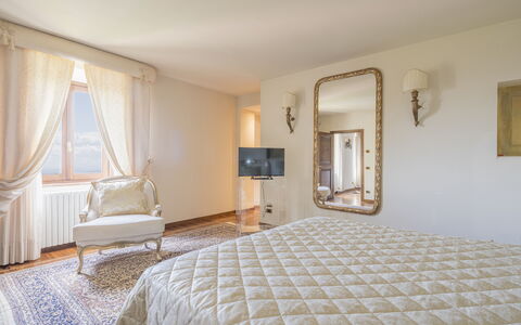 Villa Alessia Luxury: Møbel, Indretning, Seng, Soveværelse, Væg, Gulvbelægning, Etage, Sengetøj, Sengetøj, Værelse