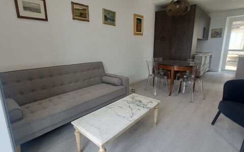 Central Design Flat With Parking, Bogliasco: Møbel, Gulvbelægning, Etage, Indretning, Træ, Trægulve, Værelse, Stue, Couch, Belysning