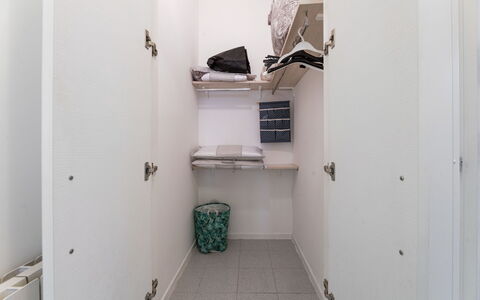 La Rondine Apartment: Gulvbelægning, Etage, Indretning, Værelse, Loft, Lejlighed, Sanitærarmatur, Cabinetry