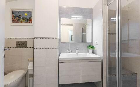 La Rondine Apartment: Sanitærarmatur, Håndvask, Badeværelse, Badeværelsesvask, Indretning, Gulvbelægning, Etage, Tap, Spejl, Vvs