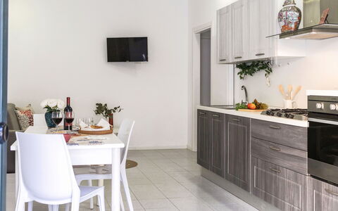 La Rondine Apartment: Møbel, Køkken, Køkken Apparat, Større Bandage, Indretning, Countertop, Træ, Gulvbelægning, Cabinetry, Husholdningsapparat
