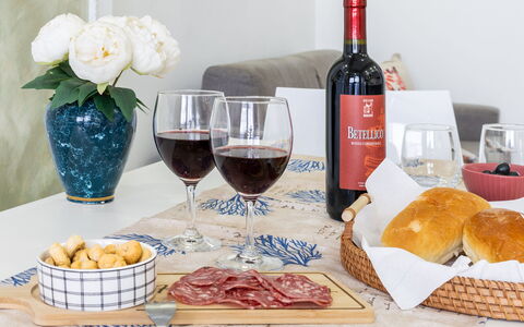 La Rondine Apartment: Mad, Bordservice, Ingrediens, Glasservice, Vinglas, Drinkware, Bord, Vin, Flaske