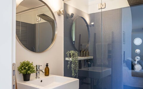 Green Suite Florence: Badeværelse, Sanitærarmatur, Indretning, Spejl, Badeværelsesvask, Gulvbelægning, Etage, Håndvask, Lysarmatur, Belysning