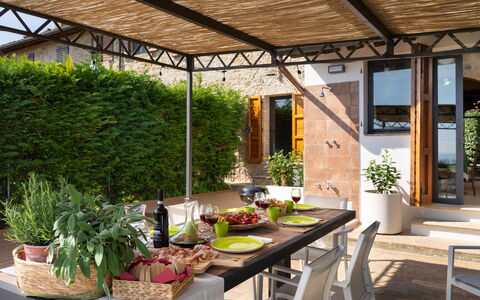 Casa Meletta: Møbel, Bord, Stol, Udendørs Møbler, Udendørs Bord, Køkken & Spisebord, Skygge, Have, Udendørs Struktur, Blomsterkrukke