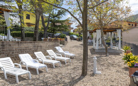 Agriturismo Casa Da Pietro: Udendørs Møbler, Skygge, Altan, Gård, Hegn, Stol, Stueplante, Blomsterkrukke, Gårdsplads, Home Fencing