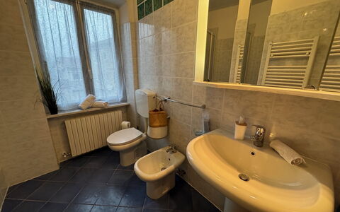 Cottage Wisteria: Gulvbelægning, Sanitærarmatur, Etage, Badeværelse, Badeværelsesvask, Håndvask, Toiletbræt, Vvs, Tap, Indretning