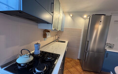 Cottage Wisteria: Køkken Apparat, Køkken, Countertop, Større Bandage, Komfur, Komfur, Husholdningsapparat, Gaskomfur, Cabinetry, Køkkenvask