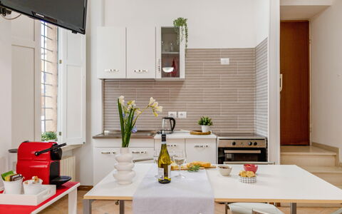Movie Suite Jesi: Møbel, Indretning, Køkken, Gulvbelægning, Træ, Køkken Apparat, Større Bandage, Etage, Stol, Husholdningsapparat