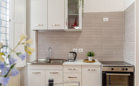 Movie Suite Jesi: Køkken, Countertop, Køkken Apparat, Cabinetry, Større Bandage, Møbel, Træ, Indretning, Køkkenvask, Hjem