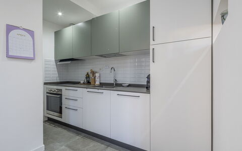Central Cozy Nest With Parking, Bogliasco: Køkken Apparat, Køkken, Countertop, Større Bandage, Gulvbelægning, Indretning, Cabinetry, Etage, Loft, Møbel