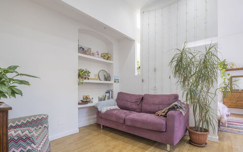 Central Cozy Nest With Parking, Bogliasco: Møbel, Indretning, Væg, Gulvbelægning, Etage, Træ, Couch, Hjem, Stue, Værelse