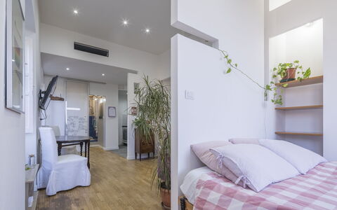 Central Cozy Nest With Parking, Bogliasco: Møbel, Indretning, Gulvbelægning, Etage, Værelse, Træ, Soveværelse, Loft, Seng, Textile
