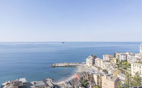 Central Cozy Nest With Parking, Bogliasco: Blå, Vand, Krop Af Vand, Vandressourcer, Horisont, Kyst, Hav, Coastal Og Oceaniske Landskabsformer, City, Vandvej