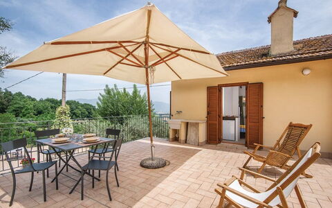 Casa Rosmarino, Ac, Wifi, Narni: Møbel, Træ, Stol, Bord, Udendørs Møbler, Gulvbelægning, Køkken & Spisebord, Udendørs Bord, Skygge, Bejdse
