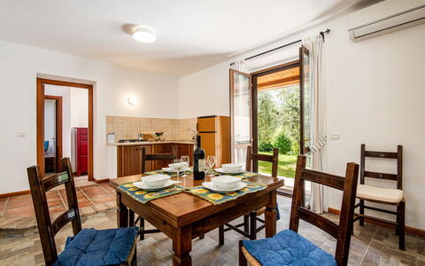 Casa Alloro, Ac, Wifi, Narni: Gulvbelægning, Møbel, Dør, Stol, Bejdse, Loft, Køkken & Spisebord, Hårdttræ, Spisestue, Stueplante