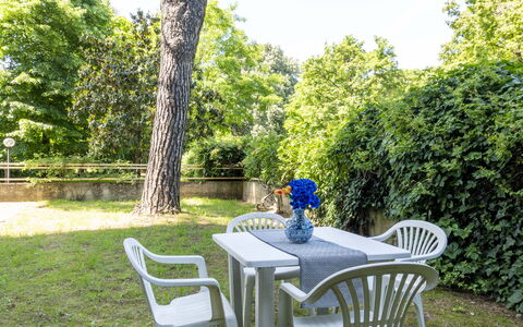 Suite Vogel: Møbel, Udendørs Møbler, Stol, Skygge, Have, Udendørs Bord, Lawn, Backyard, Gård, Landscaping