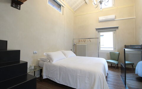 Design Loft, Romantic Retreat, Feltre: Væg, Indretning, Etage, Gulvbelægning, Træ, Loft, Møbel, Seng, Soveværelse, Belysning