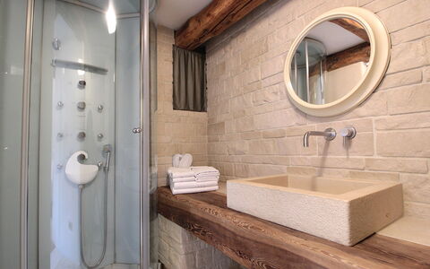 Design Loft, Romantic Retreat, Feltre: Væg, Sanitærarmatur, Badeværelse, Indretning, Gulvbelægning, Træ, Etage, Badeværelsesvask, Håndvask, Vvs