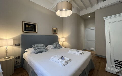 Via Roma 39: Seng, Soveværelse, Sengetøj, Sengetøj, Indretning, Møbel, Bed Frame, Sengetøj, Værelse, Etage