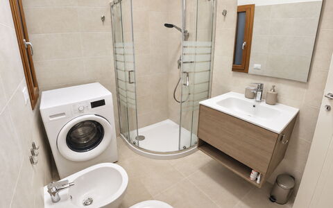 Harmony - Holiday and Workation: Badeværelse, Sanitærarmatur, Gulvbelægning, Håndvask, Indretning, Badeværelsesvask, Etage, Toilet, Tap, Badeværelsesskab