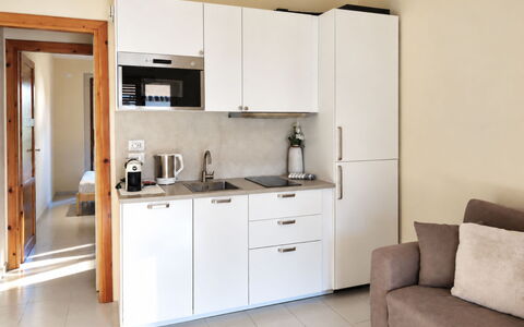 Harmony - Holiday and Workation: Møbel, Cabinetry, Indretning, Gulvbelægning, Træ, Countertop, Etage, Værelse, Større Bandage, Køkken