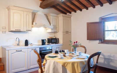 Appartamento Ausonia: Møbel, Indretning, Træ, Gulvbelægning, Køkken, Loft, Værelse, Cabinetry, Countertop, Køkken Apparat