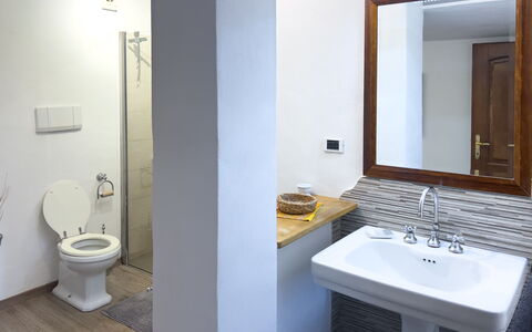 Casa Delle Chicche - Imperia: Badeværelse, Badeværelsesvask, Sanitærarmatur, Håndvask, Væg, Gulvbelægning, Etage, Indretning, Tap, Toilet