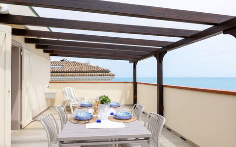 La Terrazza Sul Conero: Møbel, Indretning, Udendørs Møbler, Etage, Loft, Skygge, Stol, Udendørs Struktur, Altan, Udvej