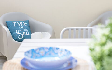 La Terrazza Sul Conero: Møbel, Stol, Komfort, Serveware, Tallerkner, Porcelæn, Stue, Throw Pillow, Stueplante, Plast