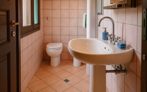 Casa Carletto, Abruzzo: Badeværelsesvask, Badeværelse, Sanitærarmatur, Håndvask, Toiletbræt, Toilet, Tap, Indretning, Vvs, Gulvbelægning