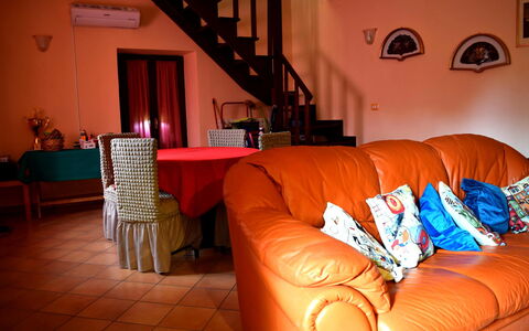 Casa Carletto, Abruzzo: Møbel, Indretning, Gulvbelægning, Etage, Værelse, Orange, Belysning, Stue, Couch, Loft