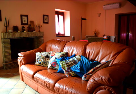 Casa Carletto, Abruzzo: Møbel, Couch, Indretning, Gulvbelægning, Stue, Etage, Træ, Værelse, Textile