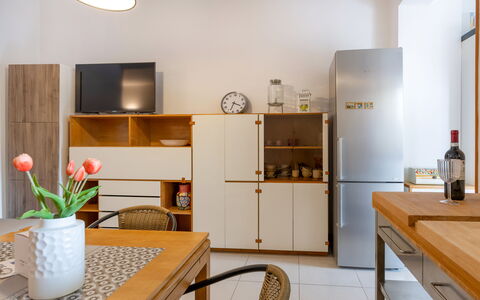 Casa Ballerini: Møbel, Indretning, Gulvbelægning, Cabinetry, Træ, Reoler, Etage, Køkken, Køkken Apparat, Hylde