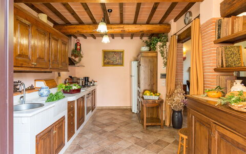 Antica Villa Della Lana: Møbel, Indretning, Træ, Loft, Køkken, Cabinetry, Værelse, Bord, Gulvbelægning, Belysning