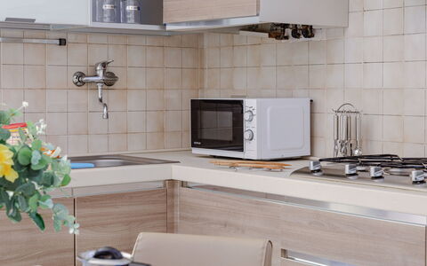 Suite Acquamare: Køkken, Countertop, Køkken Apparat, Møbel, Cabinetry, Indretning, Håndvask, Gulvbelægning, Træ, Større Bandage