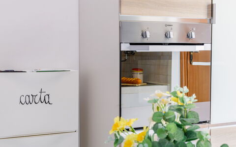 Suite Acquamare: Køkken Apparat, Køkken, Større Bandage, Husholdningsapparat, Bordservice, Countertop, Cabinetry, Møbel, Skuffe, Skab