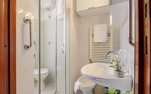 Suite Acquamare: Indretning, Etage, Gulvbelægning, Værelse, Møbel, Badeværelsesvask, Sanitærarmatur, Håndvask, Toilet, Loft