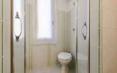 Suite Acquamare: Badeværelse, Sanitærarmatur, Toilet, Toiletbræt, Gulvbelægning, Etage, Indretning, Badeværelsesvask, Vvs, Håndvask