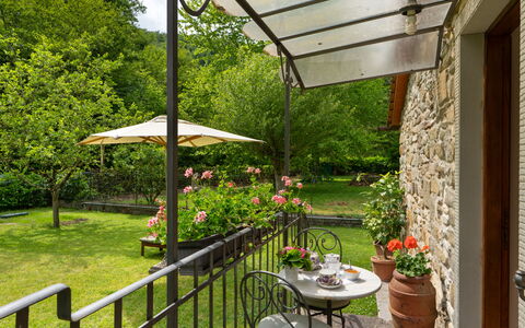 Villa Fornaci: Møbel, Stol, Udendørs Møbler, Udendørs Bord, Blomsterkrukke, Stueplante, Have, Sommerhus, Skygge, Gård