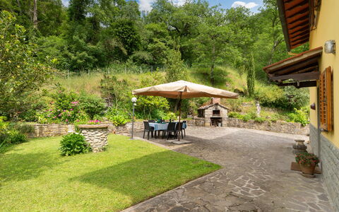 Villa Fornaci: Møbel, Flise, Have, Udendørs Møbler, Backyard, Skygge, Landscaping, Stol, Eco Hotel, Gård